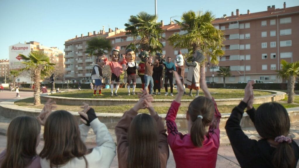 Un partido de fútbol con los gigantes y cabezudos de Calatayud primer