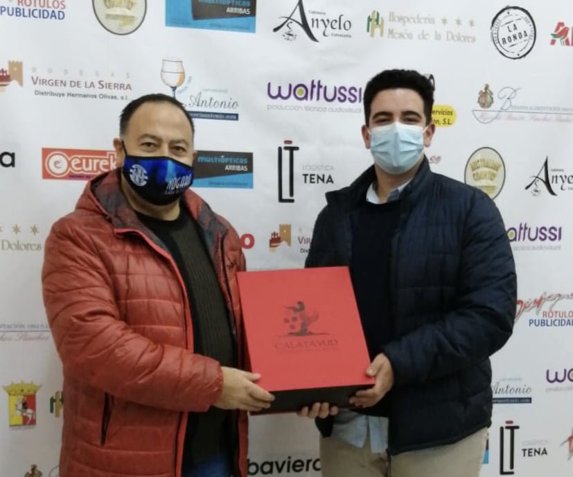 Interpeñas entrega los premios a los finalistas y la ganadora del Concurso de Diseño de la Chapa Solidaria de San Roque 2020 6 07653004 a770 4a5b 9a62 3d986a82bedb