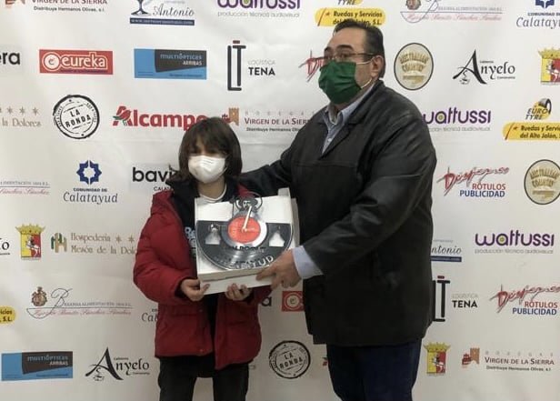 Interpeñas entrega los premios a los finalistas y la ganadora del Concurso de Diseño de la Chapa Solidaria de San Roque 2020 4 ee64344d 0afa 4b82 90f7 312a8f0ca583