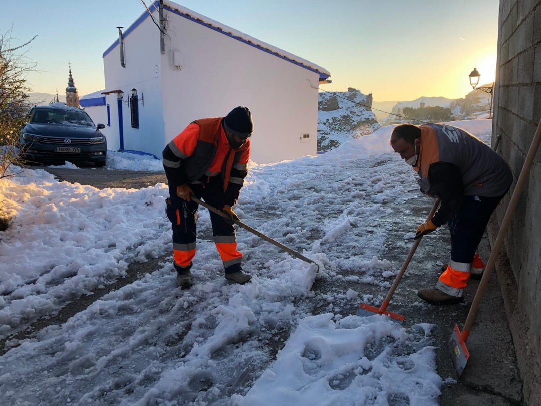 El operativo del Ayuntamiento de Calatayud se centra hoy en limpiar accesos a barrios altos y a centros educativos 1 img 4030