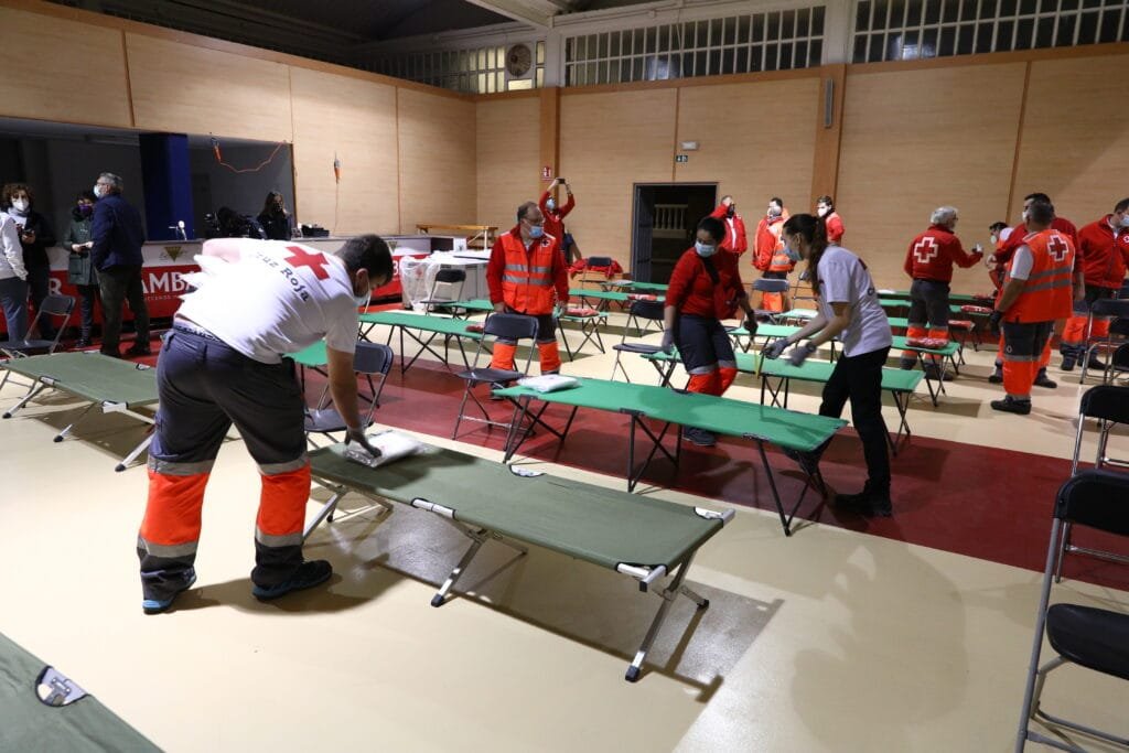 Rompen una mota para aliviar el caudal ante la llegada de la crecida máxima a Novillas y proceden al desalojo preventivo de medio centenar de personas 2 1610CADF 1E1C 4B3E 811E 723F3AA5E3C9