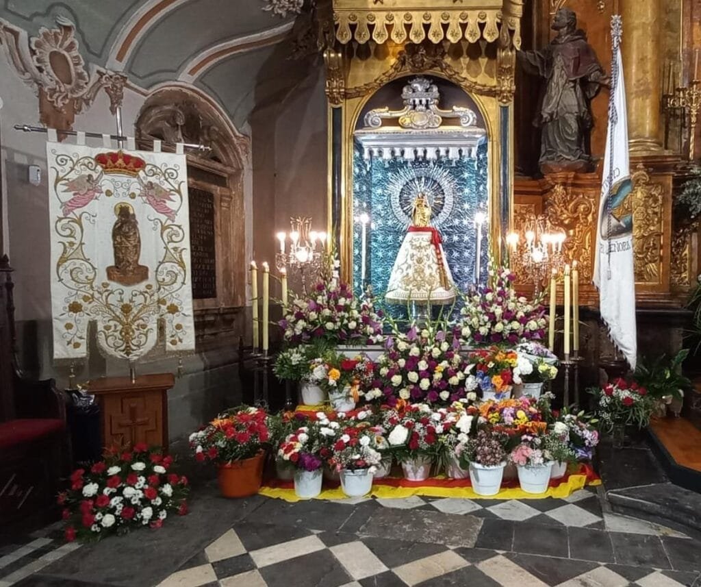 La Parroquia de San Juan el Real de Calatayud celebra un año más la tradicional ofrenda de flores a la Virgen del Pilar con alrededor de un centenar de participantes 2 IMG 3298