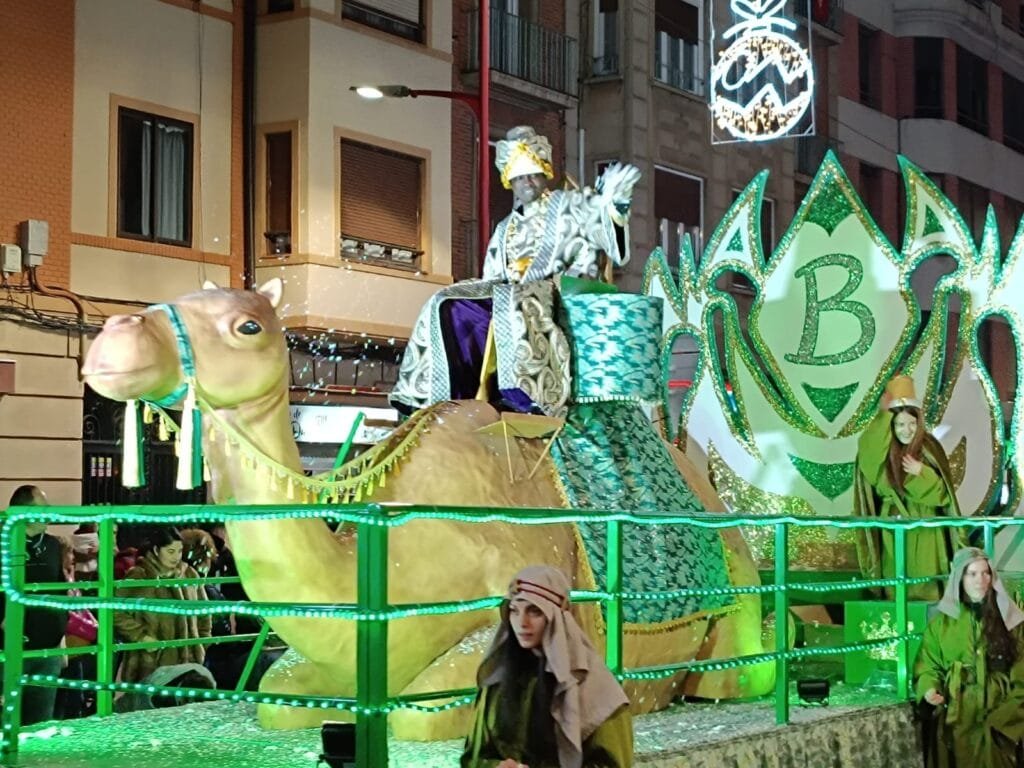 Miles de personas reciben en Calatayud a unos Reyes Magos que llegan cargados de regalos e ilusión: “gracias por abarrotar las calles de la ciudad” 22 bcd57402 57c3 4276 b5f4 5293a49f4115