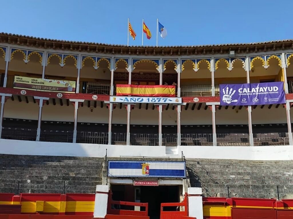 Así será el operativo de limpieza durante las fiestas de San Roque de Calatayud: incremento de contenedores, instalacion de baños portátiles, y dispositivo especial de barrenderos y jardineros, entre otros 2 PANCARTA LOS QUE FALTABAN PLAZA TOROS