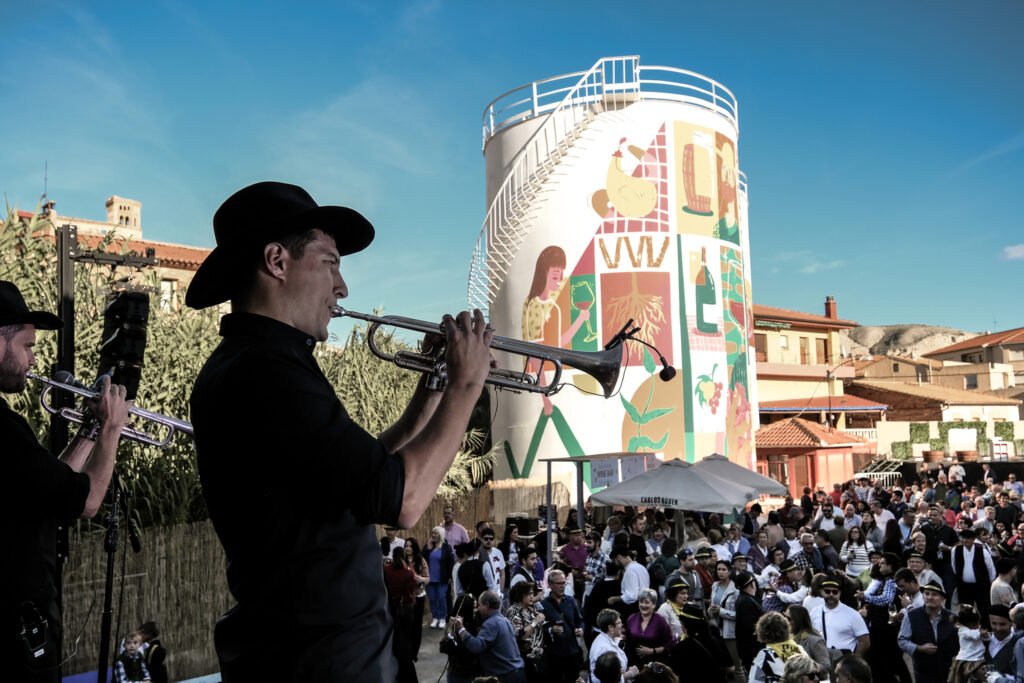 Cerca de mil personas asisten a la primera edición de la Fiesta de la Vendimia organizada por la Bodega Raíces Ibéricas de Maluenda 3 fiesta vendimia raices ibericas maluenda 04