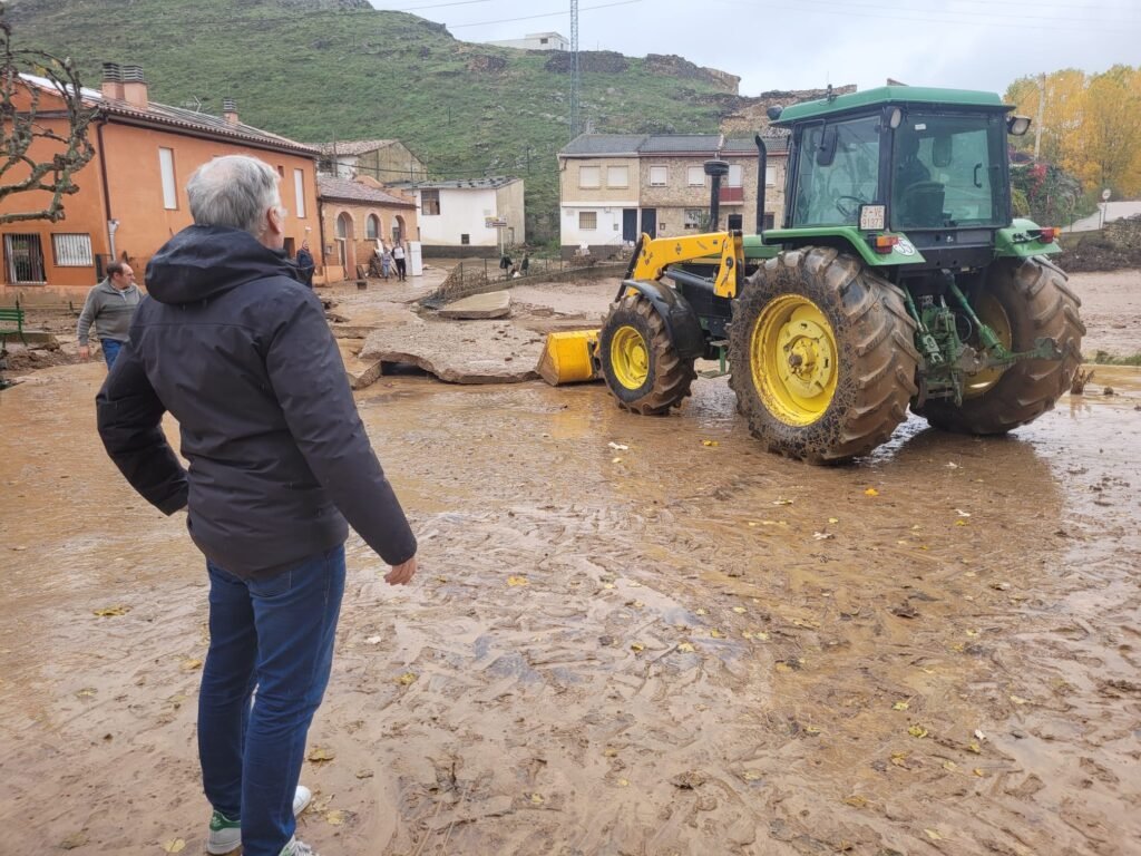 El consejero de fomento del Gobierno de Aragón, Octavio López, traslada el apoyo del ejecutivo autonómico para reparar los daños de la DANA en Cimballa 3 fab3ecde 7551 4cc6 9e23 50bc8684df2e