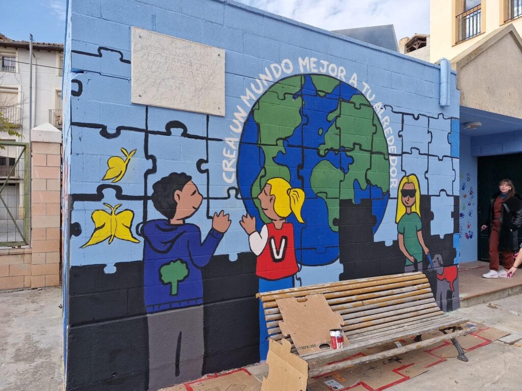 El voluntariado de Calatayud pinta un mural en la Casa de la Juventud en conmemoración de quienes entregan su tiempo a los demás 2 mural 12