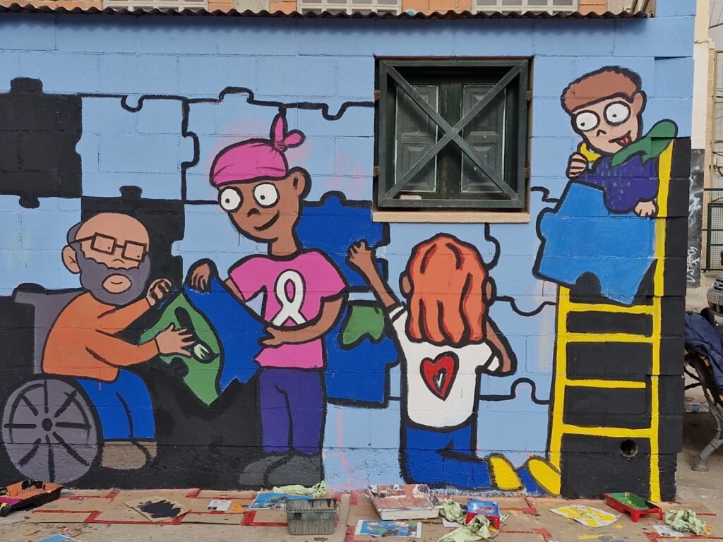 El voluntariado de Calatayud pinta un mural en la Casa de la Juventud en conmemoración de quienes entregan su tiempo a los demás 4 mural 13
