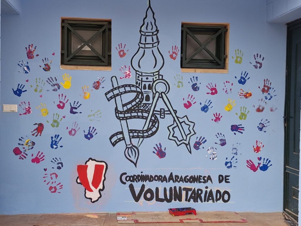El voluntariado de Calatayud pinta un mural en la Casa de la Juventud en conmemoración de quienes entregan su tiempo a los demás 5 mural 7
