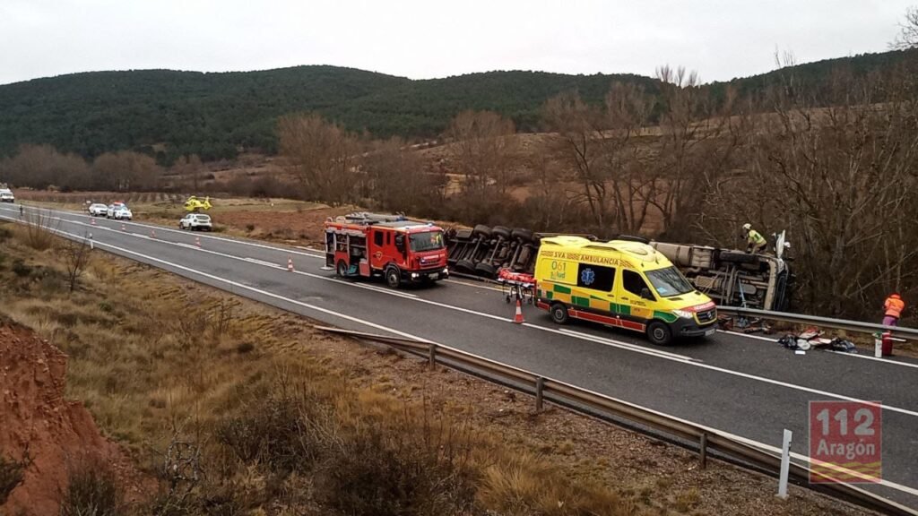 Un herido grave tras volcar un trailer cargado de troncos de árboles en la N-234 a la altura de Clarés de Ribota 2 IMG 6290