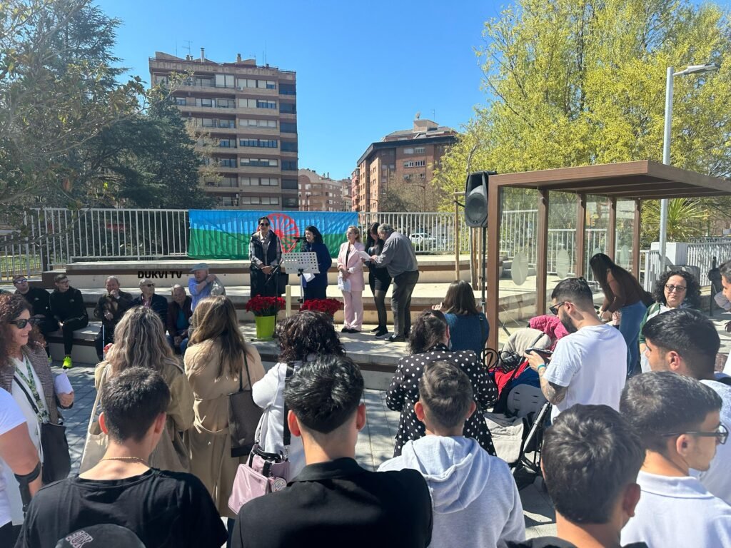 Calatayud celebra el Día Internacional del Pueblo Gitano con la tradicional ceremonia de lanzamiento de claveles al río 2 0d57d15a b2a3 4f15 bda1 eefdcd2ed146