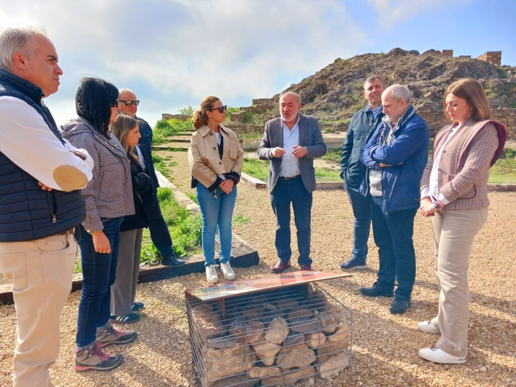 El Ayuntamiento de Calatayud presenta a la directora general de Patrimonio el proyecto de restauración del Conjunto Fortificado Islámico en el que se van a invertir casi 2,4 millones de euros 3 WhatsApp Image 2025 04 10 at 14.42.32