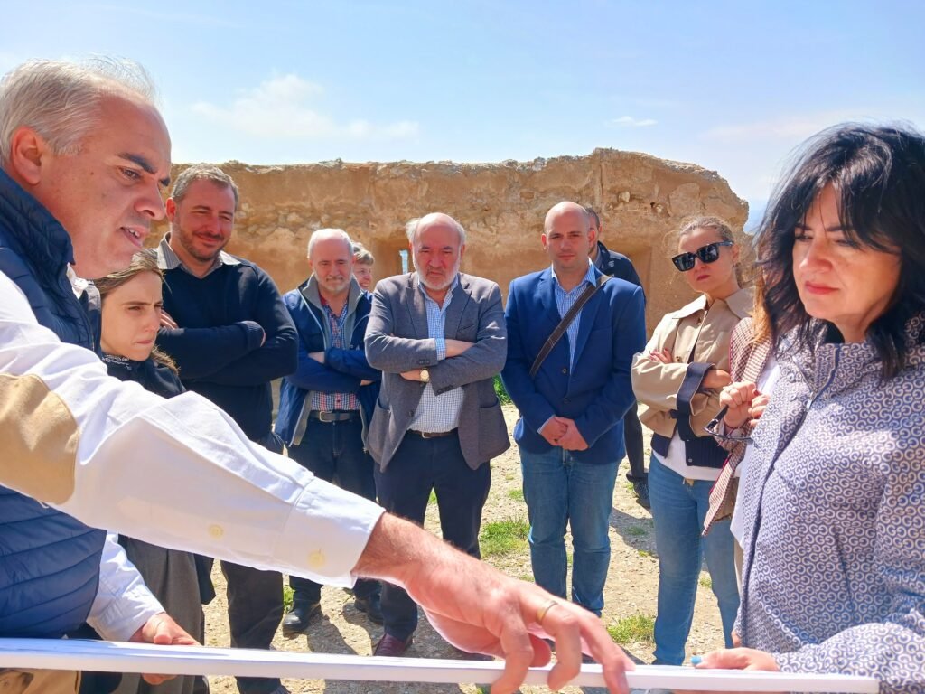 El Ayuntamiento de Calatayud presenta a la directora general de Patrimonio el proyecto de restauración del Conjunto Fortificado Islámico en el que se van a invertir casi 2,4 millones de euros 2 WhatsApp Image 2025 04 10 at 14.42.40