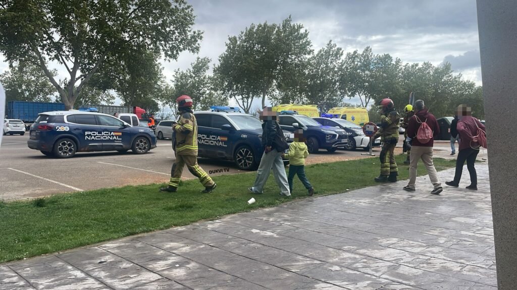 Evacuado el Palacio de Exposiciones de Teruel tras un pequeño incendio en el tejado: allí se encontraban medio centenar de alumnos bilbilitanos 2 8b74bb3d b813 4f42 a389 a82b8c60e43b