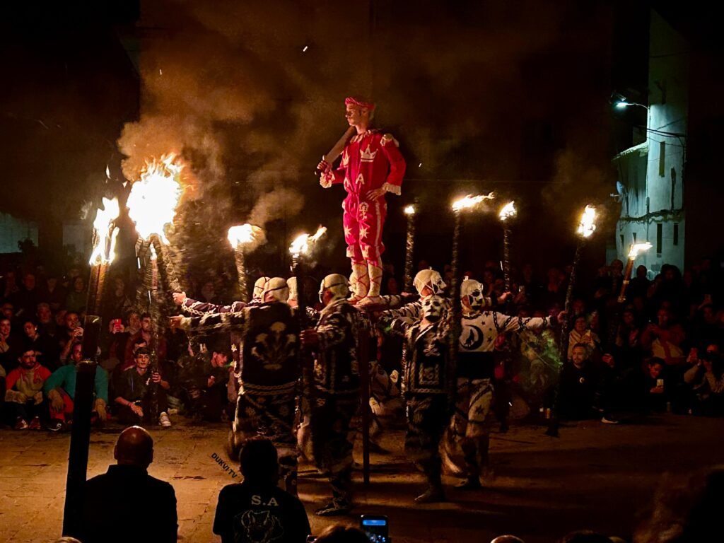 El fuego de las antorchas ilumina la noche de Cetina con su tradicional Contradanza: una de las tradiciones más singulares de la Comarca de Calatayud 2 aa367b41 195e 4ce4 9cbb 754bcf2fa055