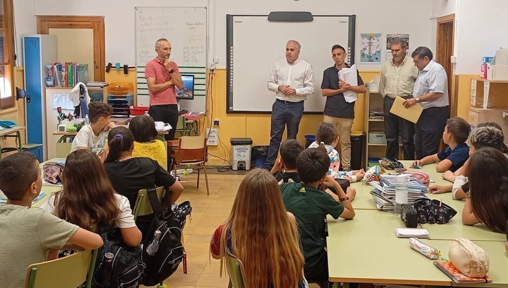 Los alumnos del Colegio Salvador Minguijón de Calatayud participan junto a personal de urbanismo en la mejora de los accesos al centro 2 COLEGIO SALVADOR MINGUIJON 3