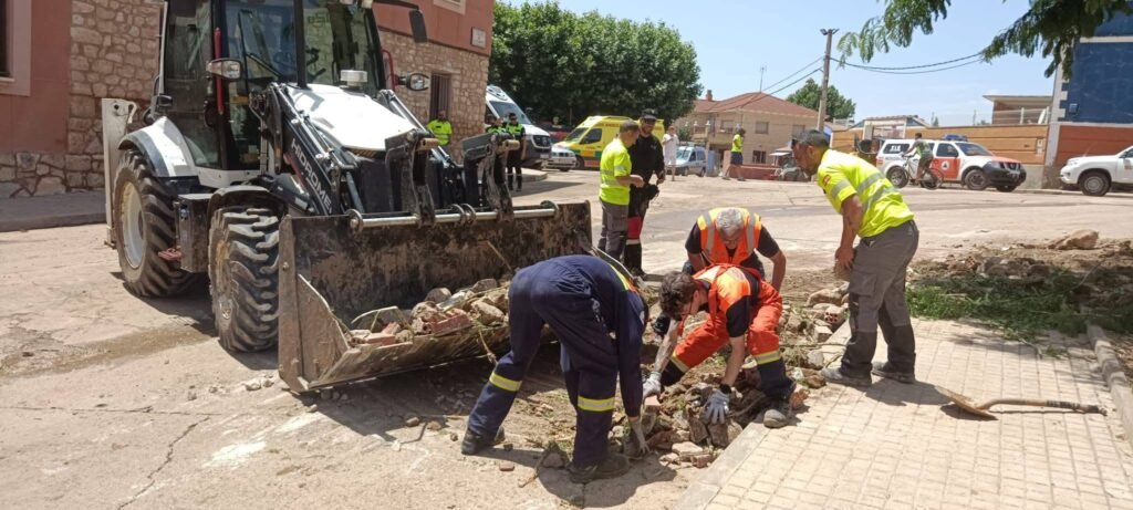 Voluntarios de Protección Civil de la Comarca Comunidad de Calatayud participan en las labores de limpieza tras las lluvias de las comarcas de Belchite y Daroca 2 IMG 1193