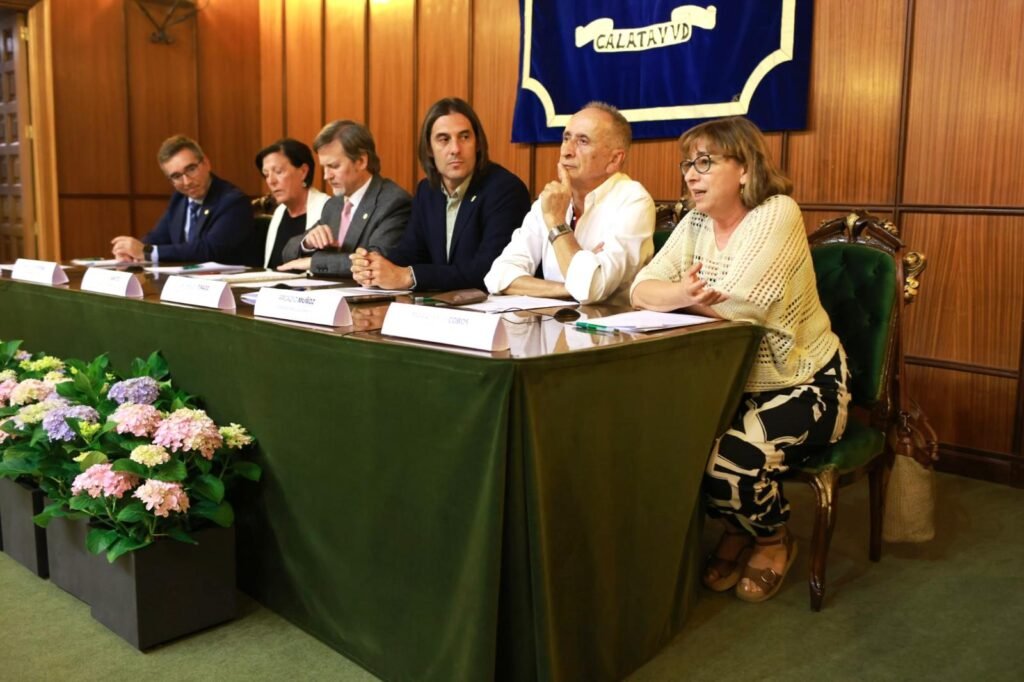 Más de un centenar de estudiantes de UNED Sénior participan en el acto de clausura del curso académico 2024-2025 2 IMG 8582