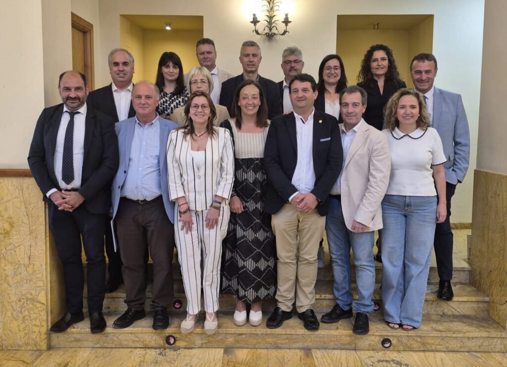 La Federación Aragonesa de Municipios Comarcas y Provincias manifiesta su apoyo a la universidad privada que se pretende instalar en Calatayud conforme a la legislación en vigor 2 REUNION COMISION FAMCP MUNICIPIOS DE 8.000 HABITANTES 3