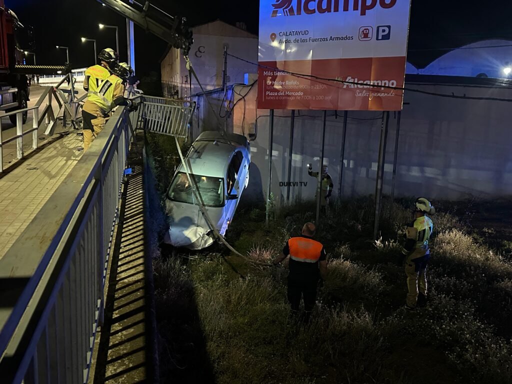 Un vehículo se sale de la vía y se precipita en el puente de acceso al Barrio de San Antonio de Calatayud: afortunadamente no hay heridos 2 b2b482d7 deda 4d20 9f79 1f4cdfa1de4a