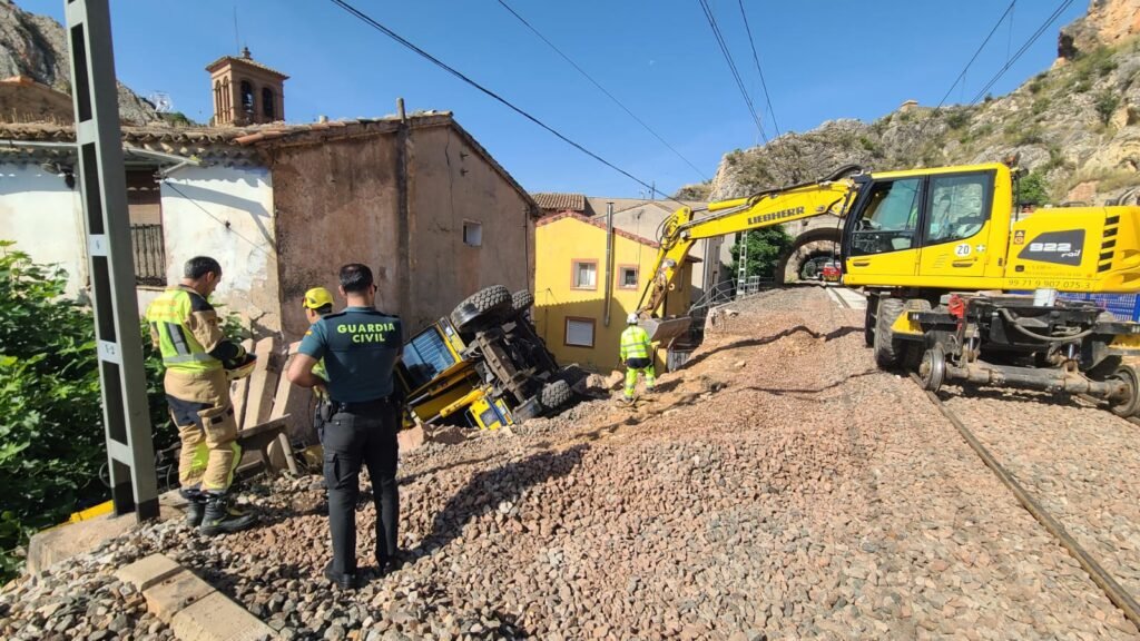 Una excavadora cae sobre una vivienda de Alhama de Aragón: afortunadamente no hay que lamentar daños personales 2 f69f9a3f d713 422c 8a85 608e0e9fcde8