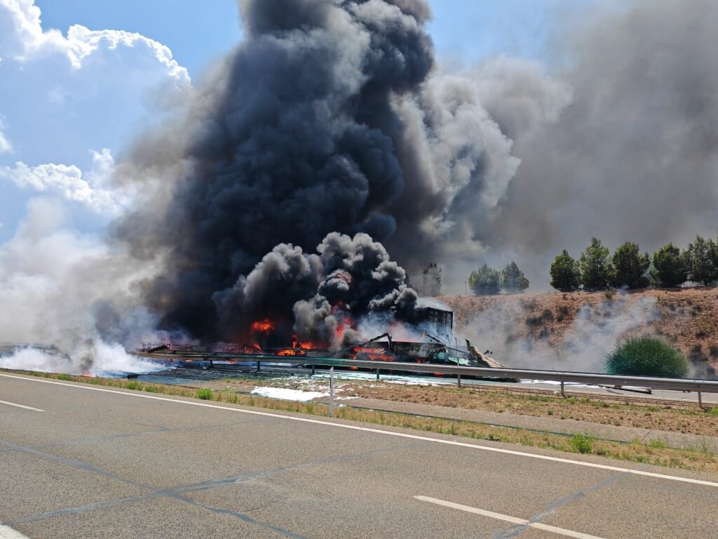 Los bomberos de Calatayud intervienen en un aparatoso incendio de vehículos ocurrido en la A-23 a la altura de Cariñena 2 8148bed3 fbc8 4210 bdfa 25a8cb551a51