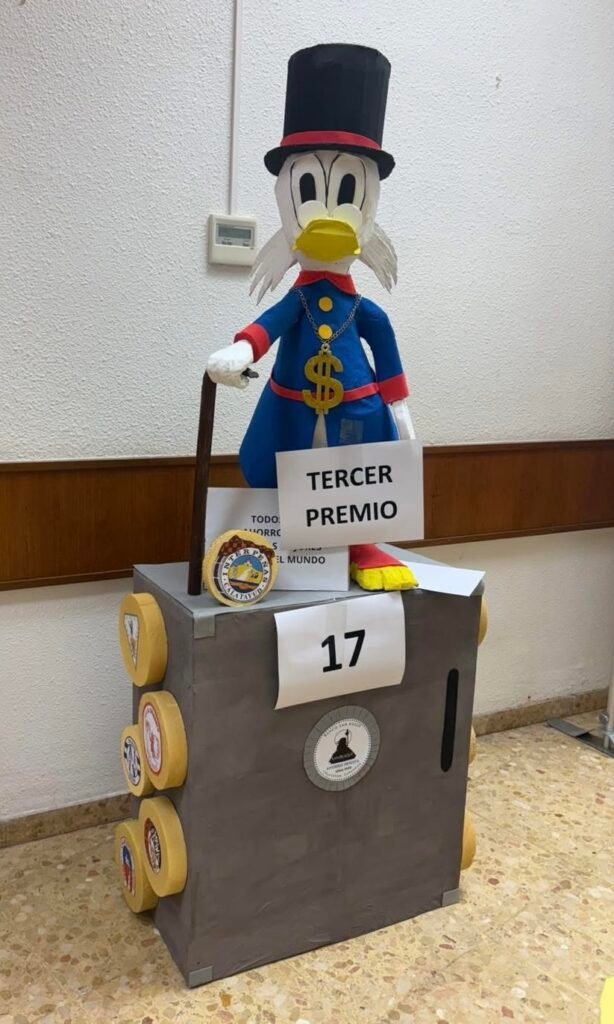 Interpeñas da a conocer a los ganadores del concurso de muñecos de capea: más de una veintena de participantes darán color a la suelta de vaquillas de la tarde del 16 de agosto 3 IMG 4275