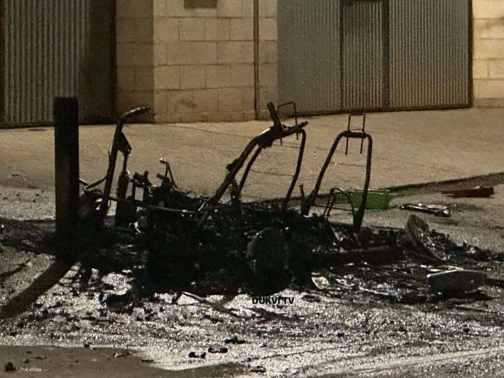 Los servicios de emergencia intervienen en el aparatoso incendio de un vehículo en la Ronda Campieles de Calatayud 2 dec42559 677c 4311 9a1e a8516740c9ee