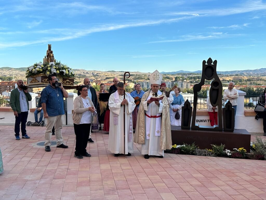 Una gran silueta de la Virgen de la Peña que se creó para una colección de joyas preside la plaza nueva del santuario de la patrona de Calatayud 2 2e0ae16a d9a5 4369 ab2c fcc9412dcbfe
