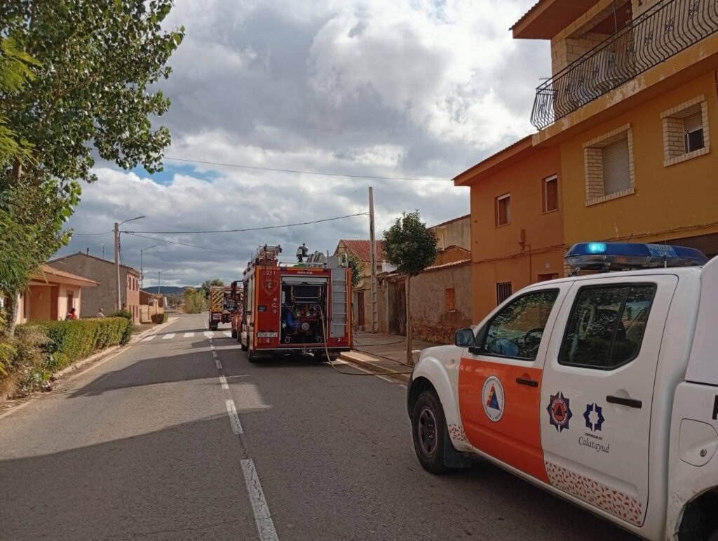 Un incendio en el corral de una vivienda en Cetina provoca daños materiales y deja sin suministro eléctrico a varias casas 2 IMG 0705