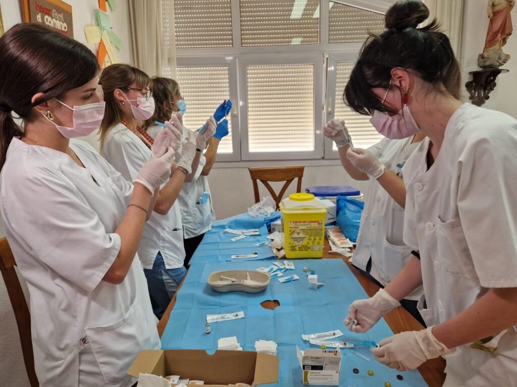 Comienza la vacunación de gripe, covid y VRS para los más mayores en las residencias de Aragón 2 IMG 9554