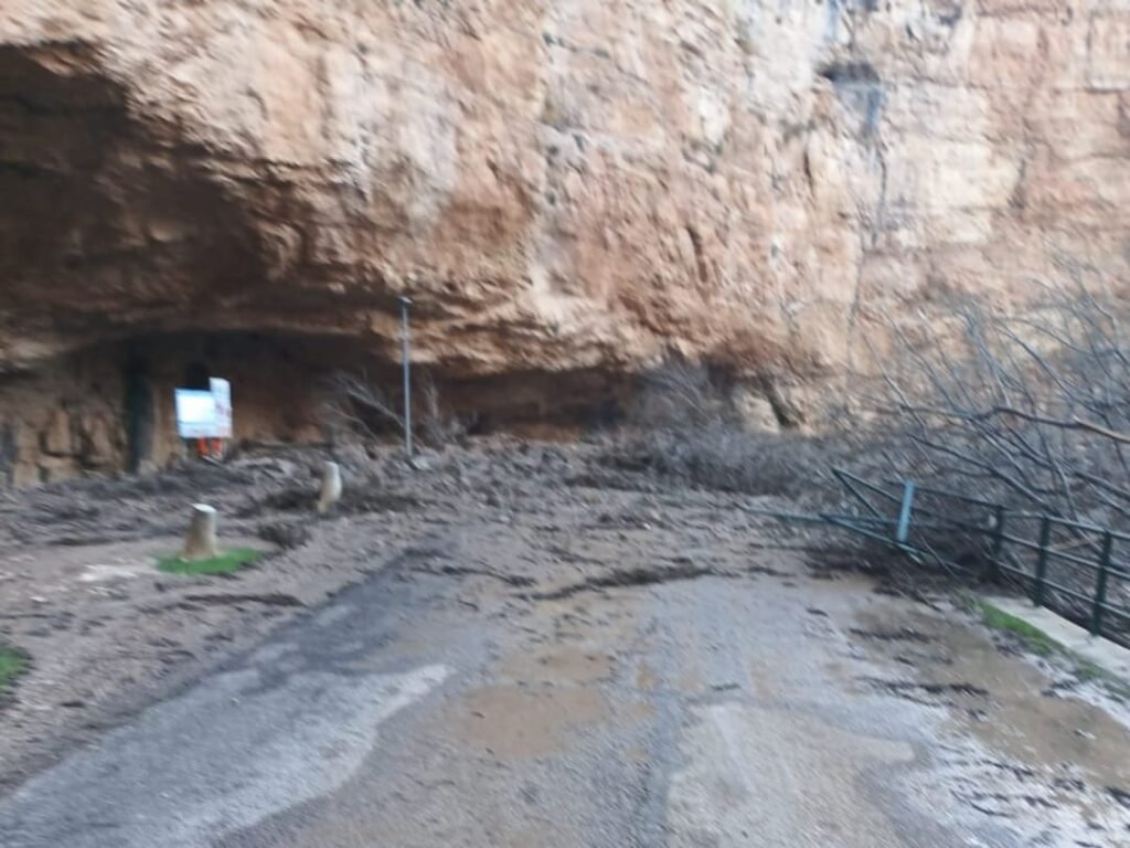 Un desprendimiento de tierras y rocas corta la carretera Z-453 entre Jaraba y Calmarza 2 ae70d008 7d01 47d1 8e5f d64a67c3e9e9