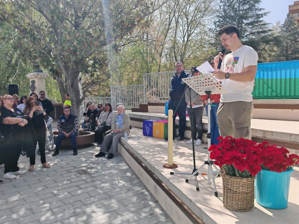 El pueblo gitano en Calatayud conmemora su día con la lectura de un manifiesto y el lanzamiento de claveles al río Jalón 2 c8bf8a74 6f87 4d90 ba0d 69a071eb66e3