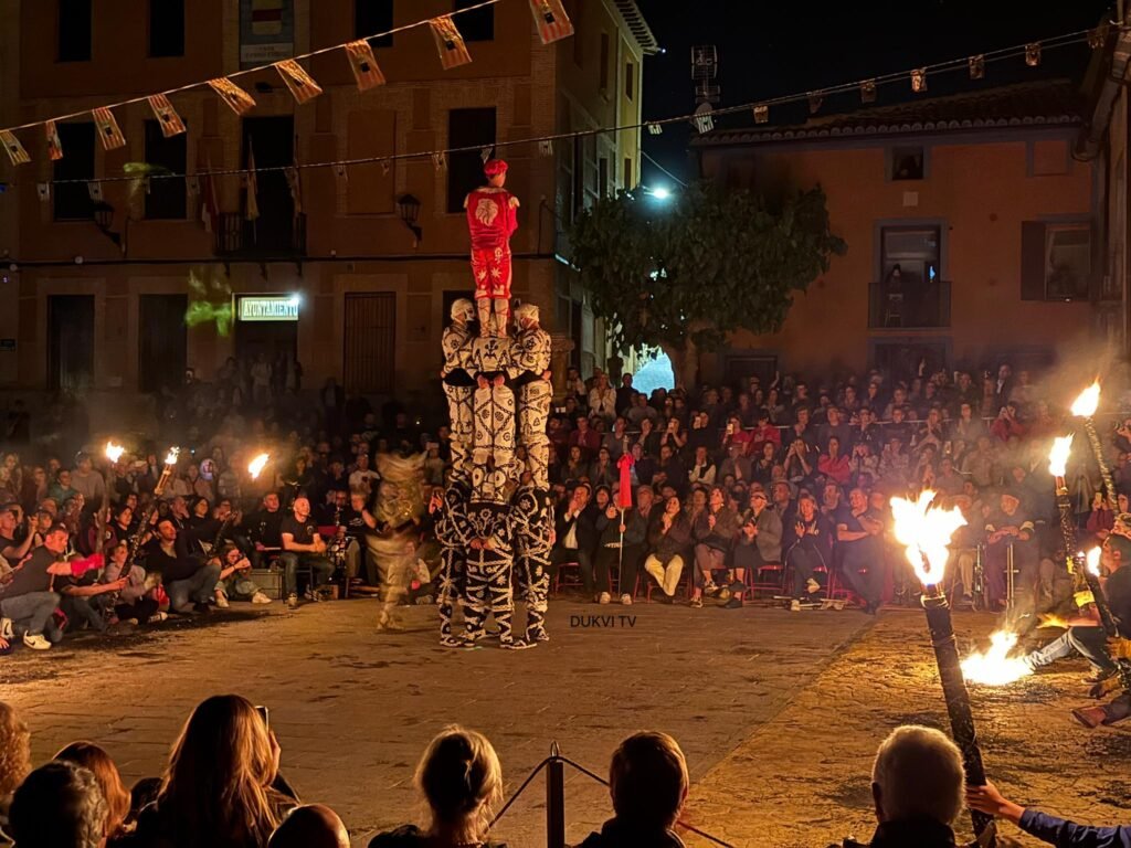 Cetina revive una noche mágica bajo el exclusivo fuego de su ancestral Contradanza: cientos de personas asistieron a esta querida tradición 2 BA14B4EC 6E35 4299 ACCC 616F14BF1C97 BF60CAAB 3FD5 423C 97AA 58107F06B4DF