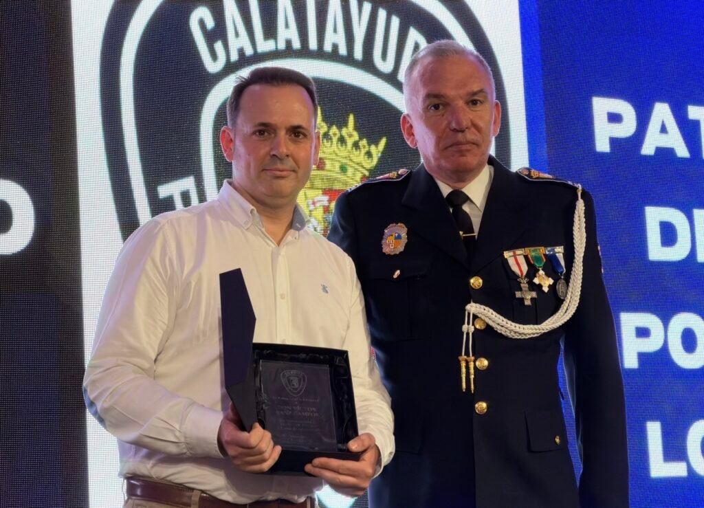 Cuando el uniforme late con el corazón del pueblo: Calatayud rinde un emotivo y unánime homenaje a la valentía de sus policías, los “guardianes” que arriesgan su vida para salvar la de sus vecinos 11 IMG 2949