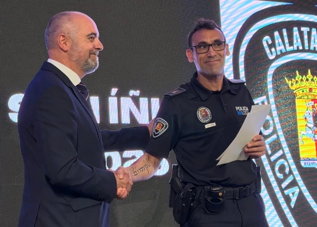 Cuando el uniforme late con el corazón del pueblo: Calatayud rinde un emotivo y unánime homenaje a la valentía de sus policías, los “guardianes” que arriesgan su vida para salvar la de sus vecinos 8 IMG 2951 1
