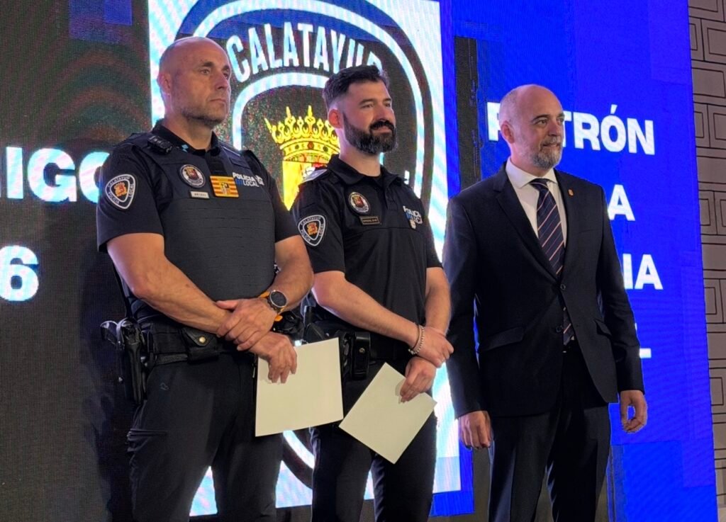 Cuando el uniforme late con el corazón del pueblo: Calatayud rinde un emotivo y unánime homenaje a la valentía de sus policías, los “guardianes” que arriesgan su vida para salvar la de sus vecinos 7 IMG 2952