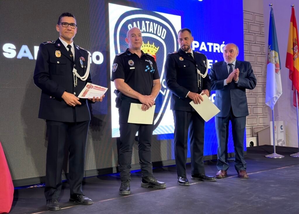 Cuando el uniforme late con el corazón del pueblo: Calatayud rinde un emotivo y unánime homenaje a la valentía de sus policías, los “guardianes” que arriesgan su vida para salvar la de sus vecinos 6 IMG 2953