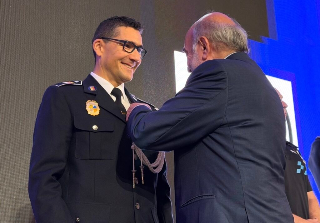 Cuando el uniforme late con el corazón del pueblo: Calatayud rinde un emotivo y unánime homenaje a la valentía de sus policías, los “guardianes” que arriesgan su vida para salvar la de sus vecinos 3 IMG 2954