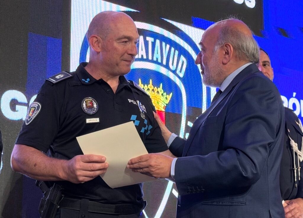 Cuando el uniforme late con el corazón del pueblo: Calatayud rinde un emotivo y unánime homenaje a la valentía de sus policías, los “guardianes” que arriesgan su vida para salvar la de sus vecinos 4 IMG 2955