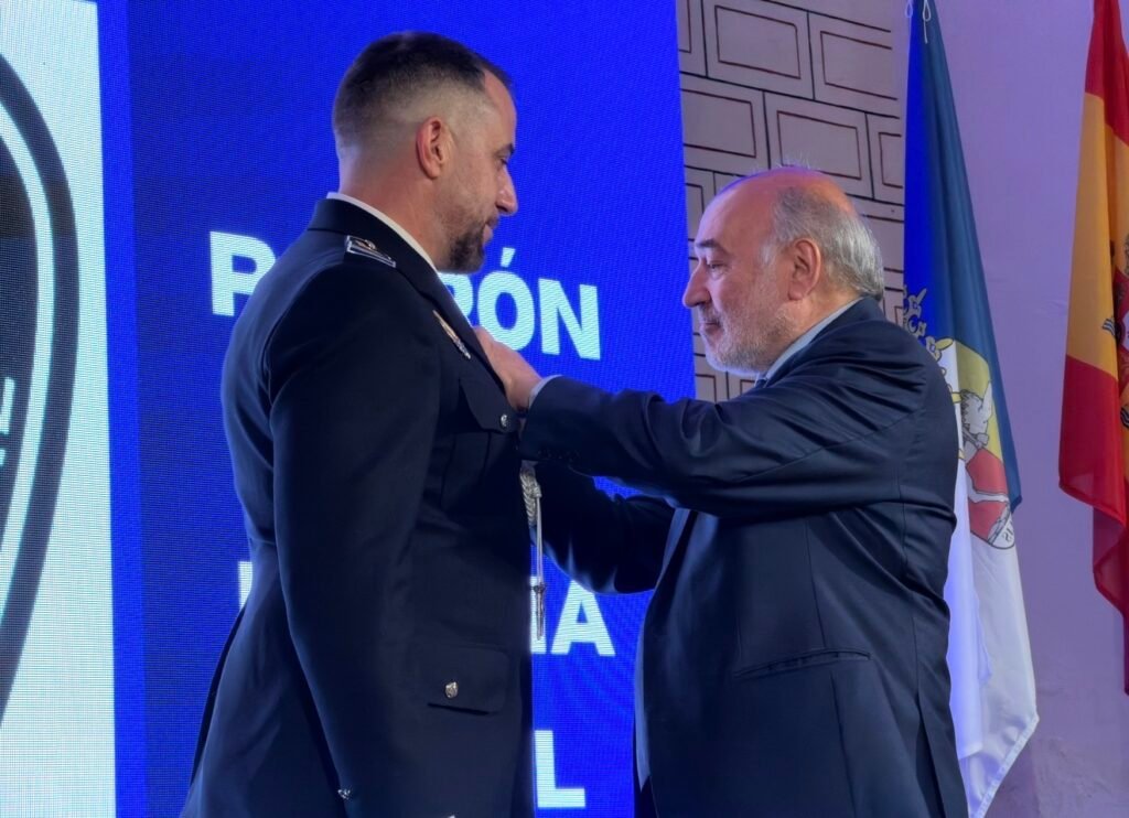 Cuando el uniforme late con el corazón del pueblo: Calatayud rinde un emotivo y unánime homenaje a la valentía de sus policías, los “guardianes” que arriesgan su vida para salvar la de sus vecinos 5 IMG 2956