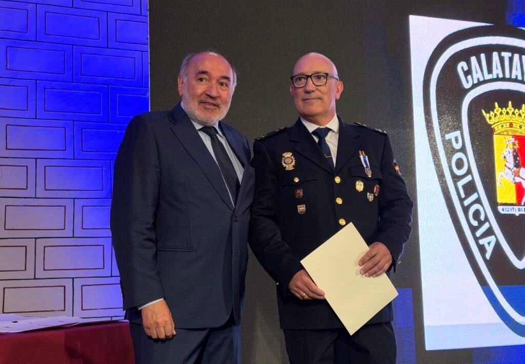 Cuando el uniforme late con el corazón del pueblo: Calatayud rinde un emotivo y unánime homenaje a la valentía de sus policías, los “guardianes” que arriesgan su vida para salvar la de sus vecinos 10 IMG 2957