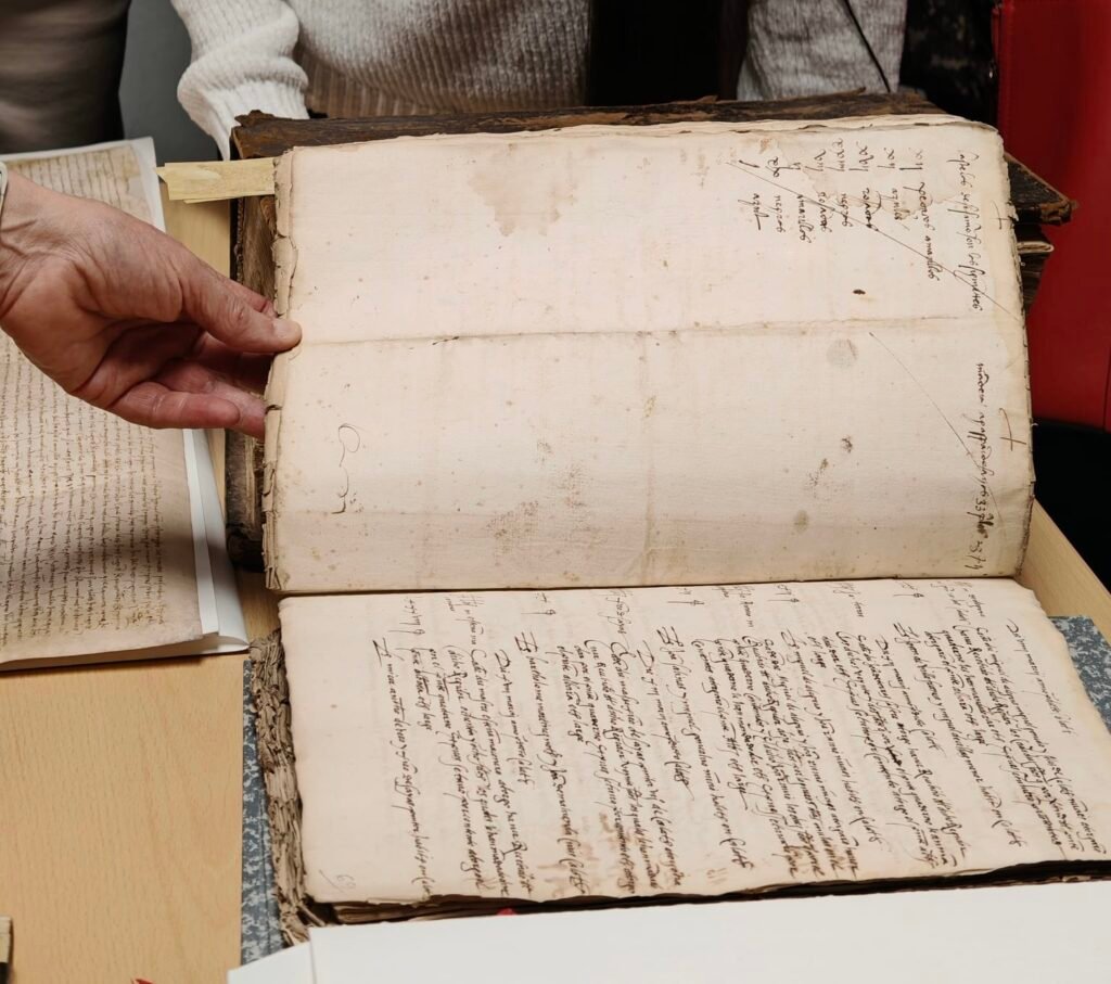 El Archivo Municipal de Calatayud, situado en la planta baja del consistorio de la Plaza Joaquín Costa, custodia casi 50.000 archivos 2 IMG 3624