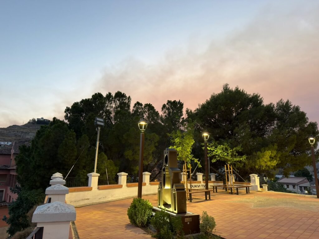 La densa masa de humo provocada por los devastadores incendios de Ávila y la Comunidad de Madrid alcanza el cielo de Calatayud y se divisa con claridad desde el Santuario de la Virgen de la Peña 2 CB971C1B 6047 43E6 8FA4 3B86AC6C2A9E 2E8E4876 7805 4715 B9A6 DF6754BE414D