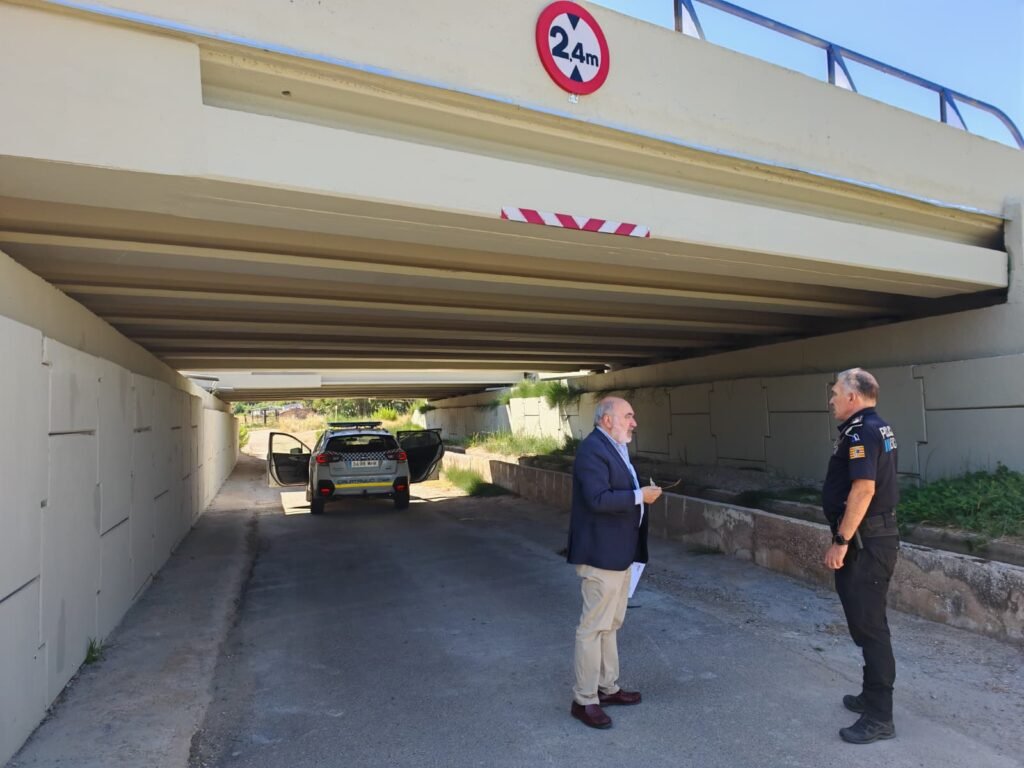 Se refuerzan las vigas de hormigón del puente de la A-2 sobre el camino de Cifuentes, en Calatayud 2 IMG 6834