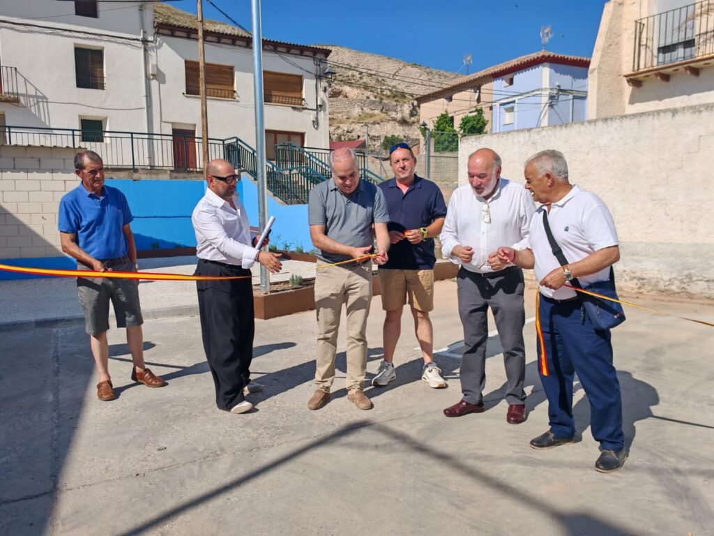Finaliza la mejora del entorno del pabellón municipal del barrio de Torres en el que se han invertido algo más de 30.000€ 2 IMG 6848