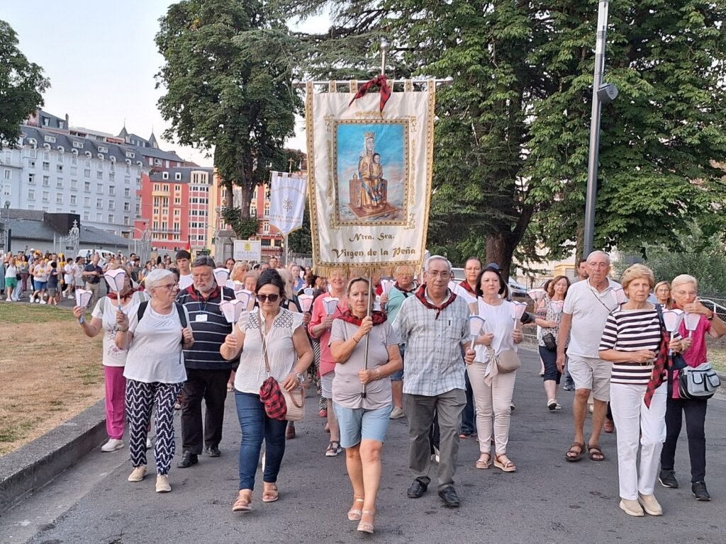 Los fieles de Calatayud renuevan su fe y llevan el estandarte de la Virgen de la Peña hasta el Santuario de Lourdes en su trigésimo quinta peregrinación anual 2 b6784c11 1ae9 4eca 90aa 35a53c5257e9