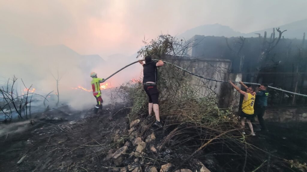 Un incendio en una zona de matorrales afecta a una nave de la empresa Zalux en Alhama de Aragón: vecinos de la zona y trabajadores han evitado una tragedia mayor 2 f83f887b 022c 4da6 bd83 f8c522c441b3