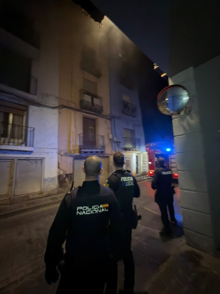 Un aparatoso incendio en un edificio de la Calle Rúa de Dato de Calatayud obliga a trasladar a siete personas al hospital: no hay heridos de gravedad 2 65D0D1BA 91F4 4248 A171 2CBF9EE4D6BC 7FBC4A52 7373 4739 B816 2AD9550ADDE8
