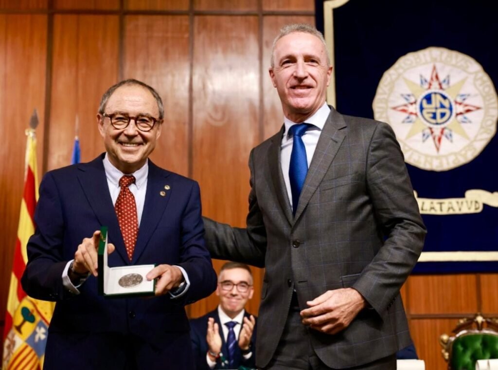 La UNED de Calatayud abre el curso con un homenaje a su comunidad universitaria y entregando la medalla de plata a José Miguel López Villalba 2 IMG 4712